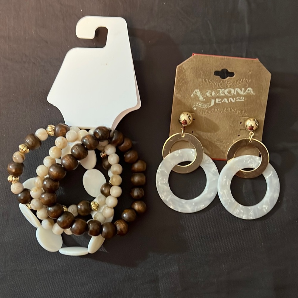 Beautiful earring and bracelet bundle